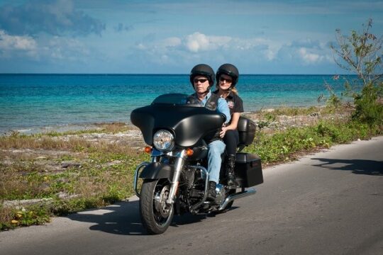 motorista conduciendo una moto cómoda para viajar en una ruta de acceso a playa