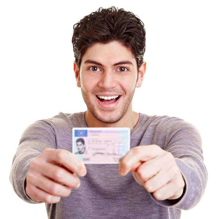 Hombre sonriendo y sosteniendo el carnet de conducir