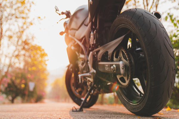 Los mejores consejos para conducir una moto en otoño