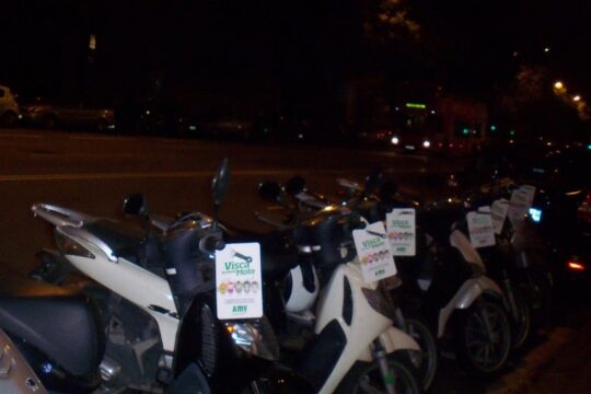 fila de motocicletas estacionadas durante la noche