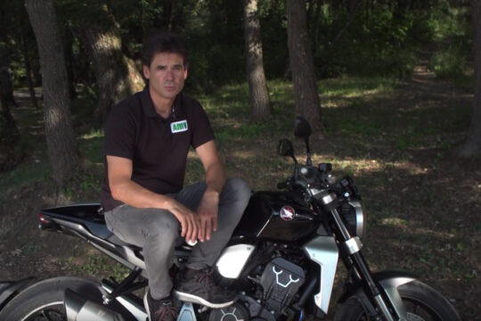 Alex Crivillé en moto por el bosque