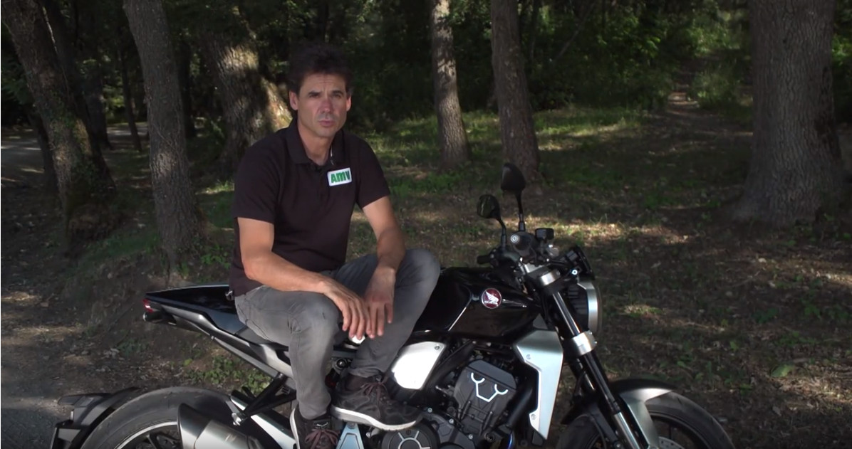 Alex Crivillé en moto por el bosque