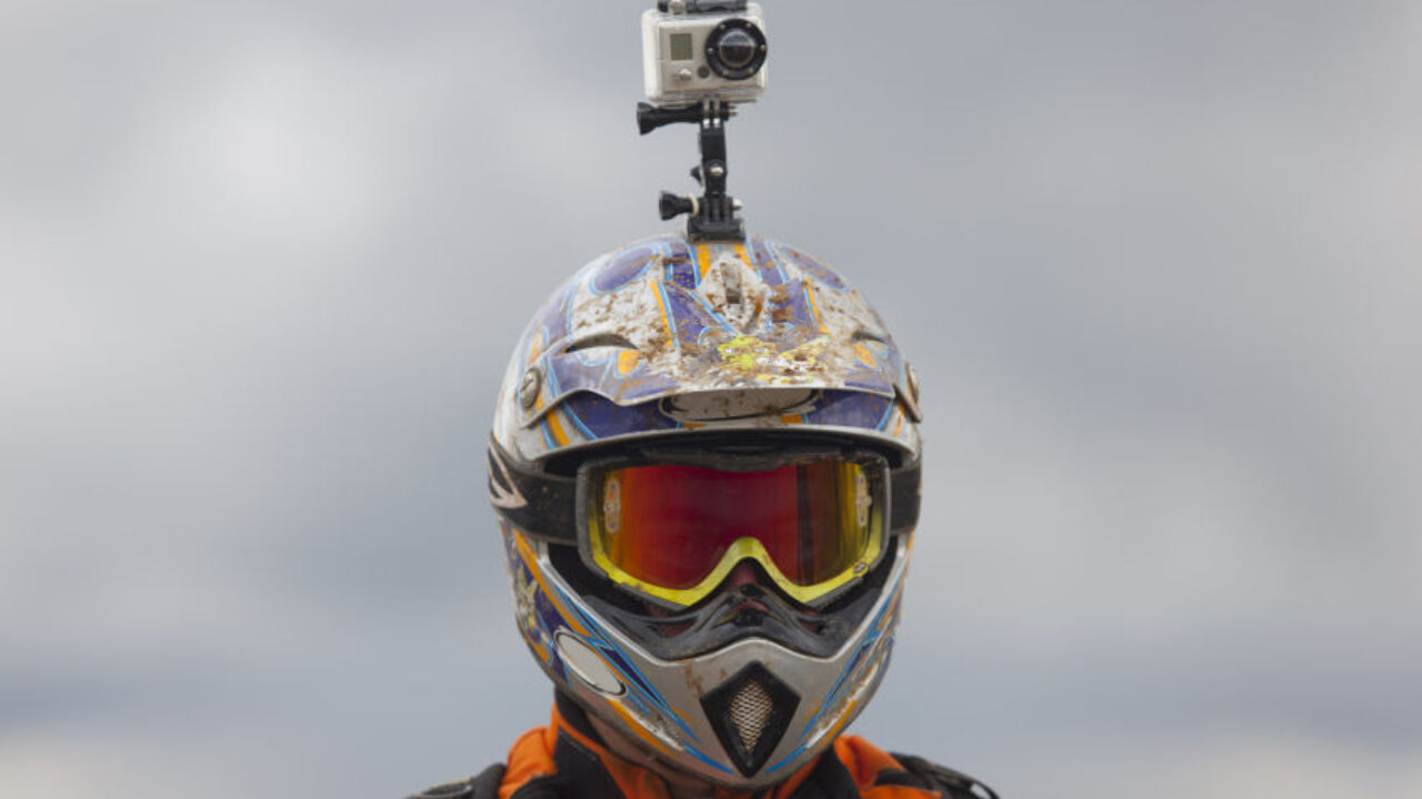 Es legal llevar una cámara deportiva en el casco? AMV