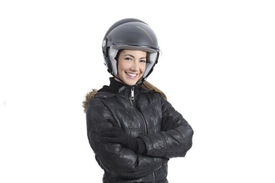 chica sonriendo con casco jet de moto
