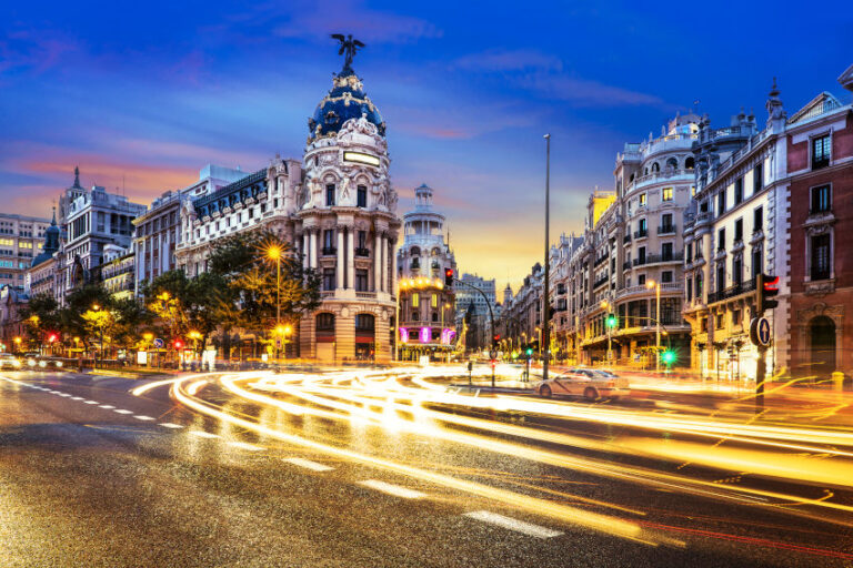 vista noctura del tráfico de Madrid en la Calle Gran Vía