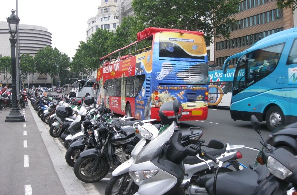  Imagen de una calle con motos aparcadas.