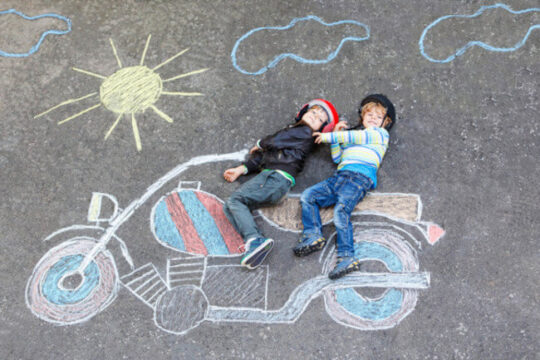 Moto pintada con tiza en el suelo y niños