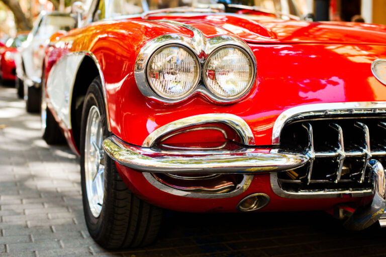 coche clásico rojo visto desde la parte frontal