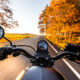 vista de un manillar de una moto desde la perspectiva de un motorista que circula por una carretera