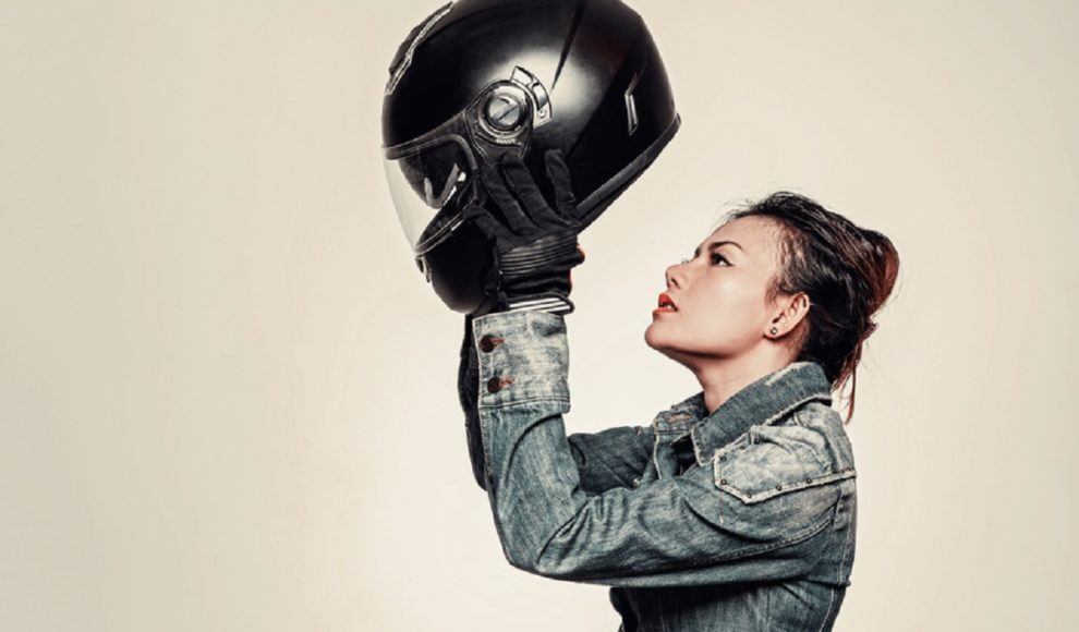 chica probándose un casco integral de moto