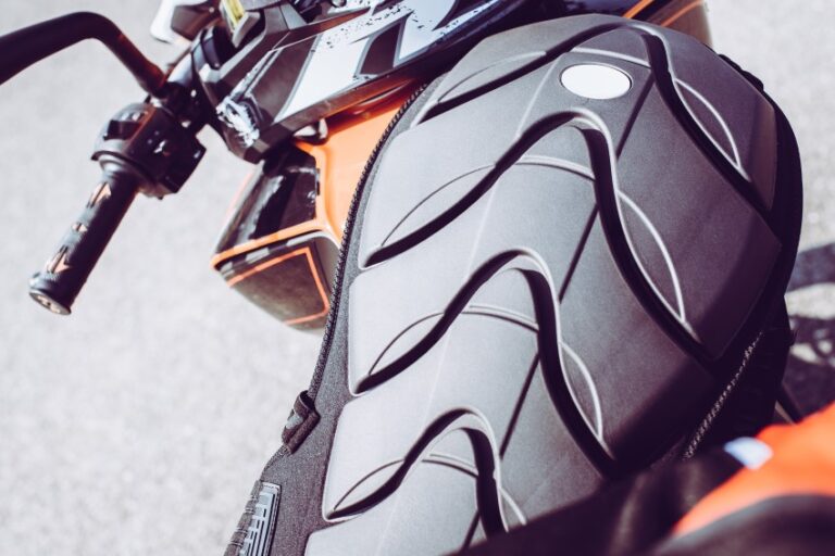 plano cenital de una espaldera de moto sobre una moto deportiva
