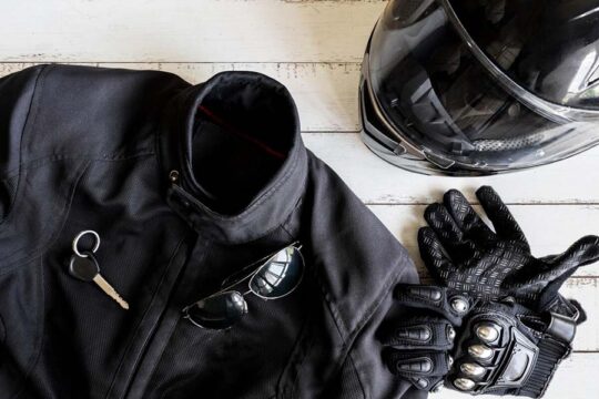 Chaqueta, casco de moto y guantes de motero