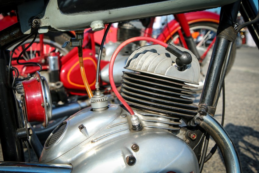 motor de dos tiempos de una moto clásica