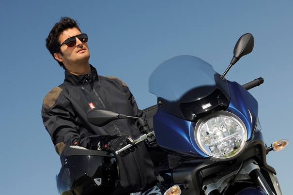 angustia dialecto Gracioso Elige tus gafas de sol para conducir en moto - Blog de motos y noticias del  sector