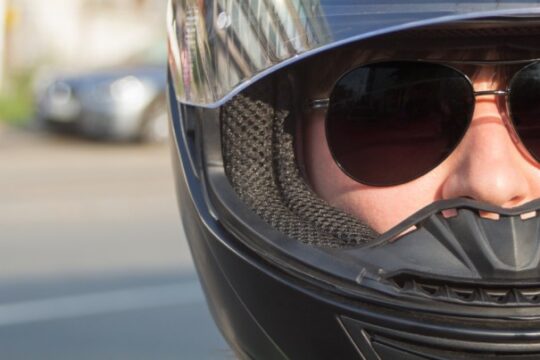 Motorista con casco y gafas de sol
