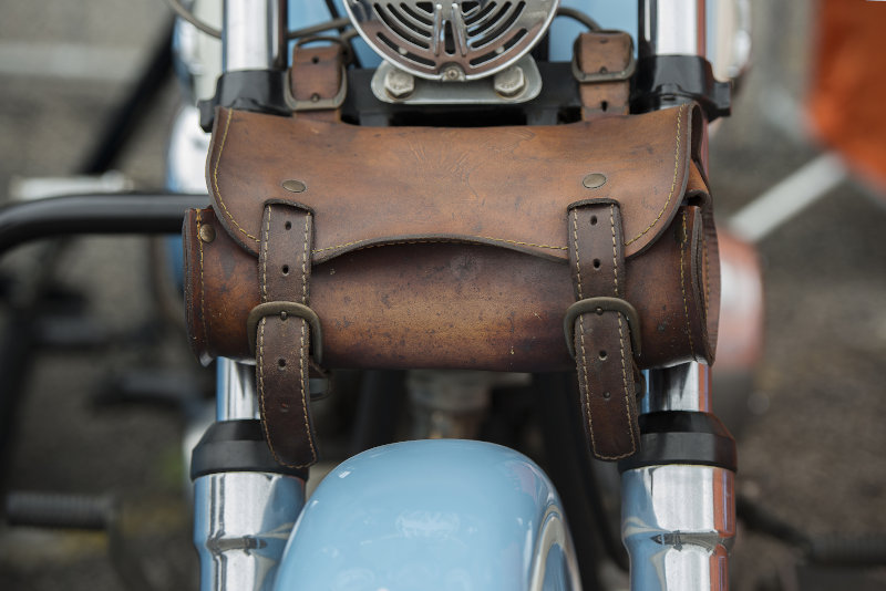 parte delantera de una moto clásica con un accesorio de equipaje para motos de cuero