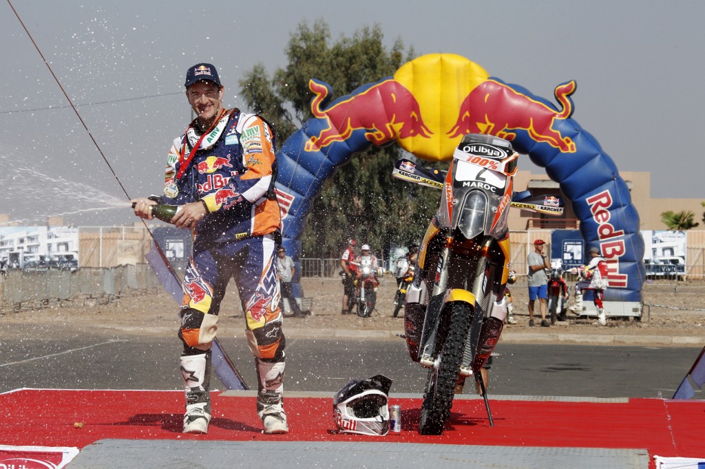 Marc Coma celebrando el título del Rally Dakar