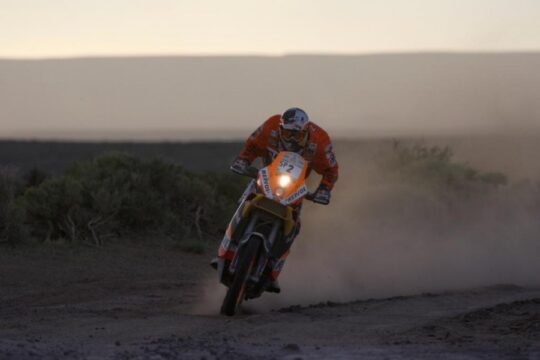 Marc Coma con su moto en el Rally Dakar