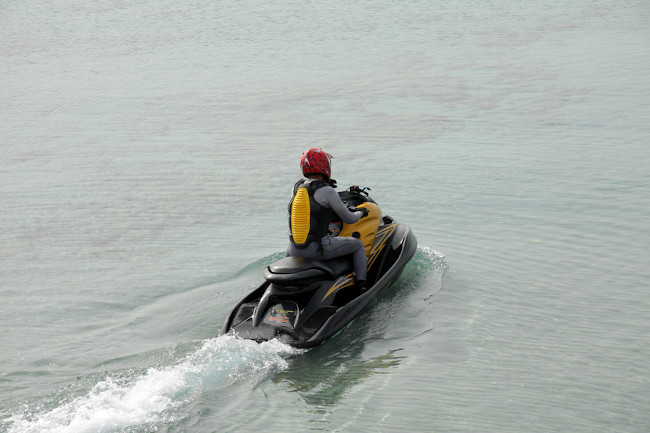 Moto de agua. Conductor de moto de agua con equipamiento de seguridad. (Fotolia).