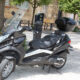 piaggio mp3 Touring LT 400 IE cm3 scooter aparcada en el calle