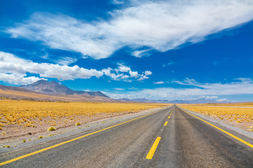 Carretera en el desierto de Atacama Altiplana, Chile, América del Sur