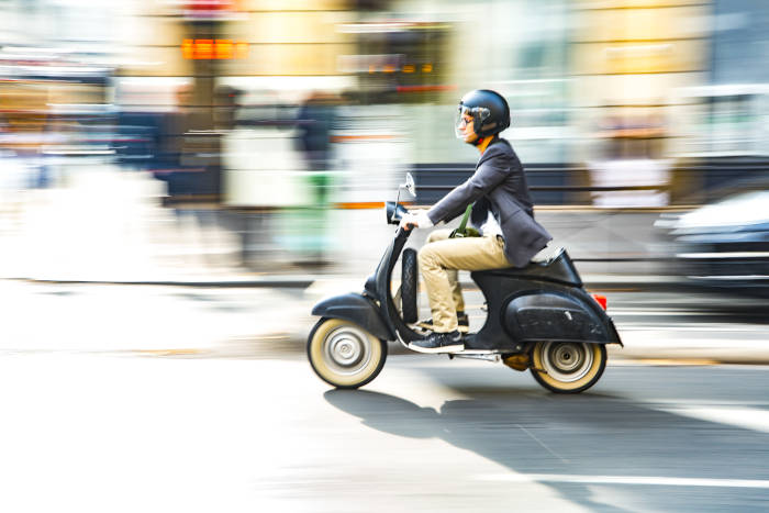 Imagen de una moto en paisaje urbano
