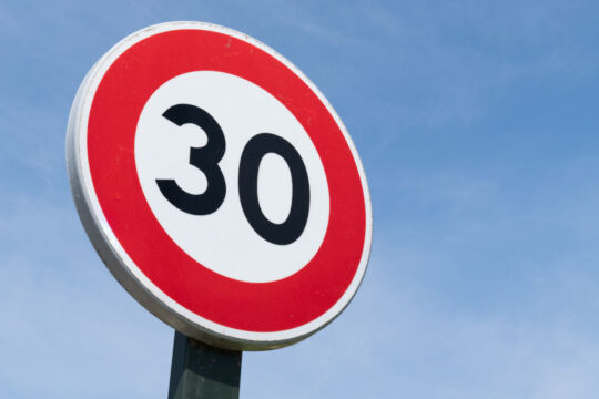 señal de límite de velocidad máximo 30 kilómetros por hora