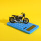 miniatura de una moto encima de una calculadora azul