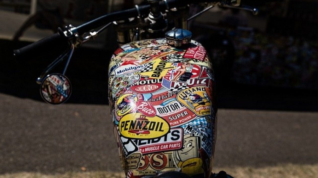 Cómo quitar las pegatinas de tu moto sin dañarla?