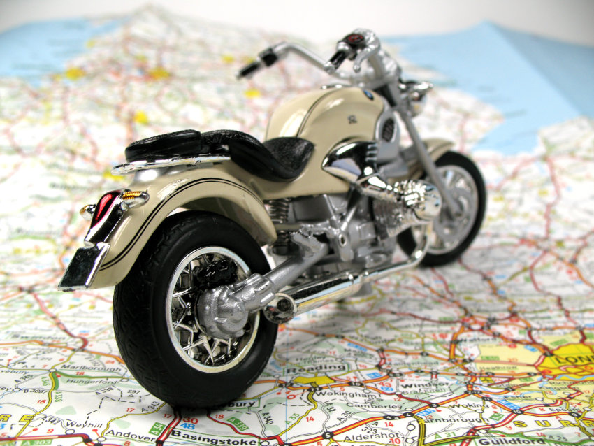 miniatura de una moto sobre un mapa
