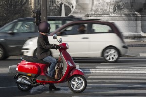 Scooter 125. Motorista en la ciudad. (Fotolia)