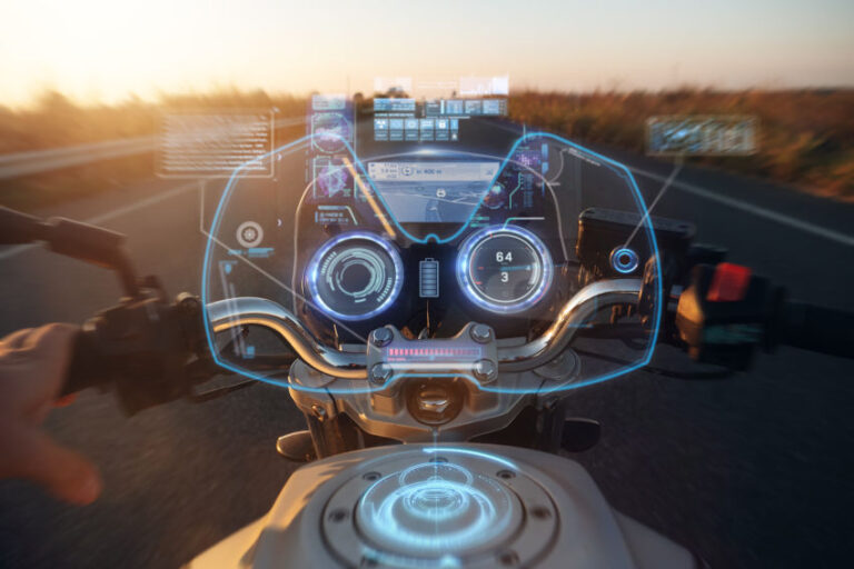 hologramas proyectados sobre el cuadro de mandos de una moto