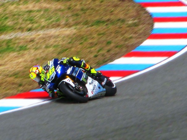 Valentino Rossi toma una curva a derechas con la inclinación a la que nos tiene acostumbrados.