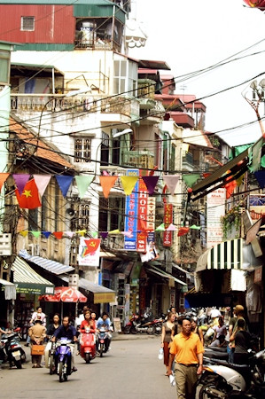 Imagen de una calle de Hanoi, capital de Vietnam, uno de los países más moteros. | Morguerfile