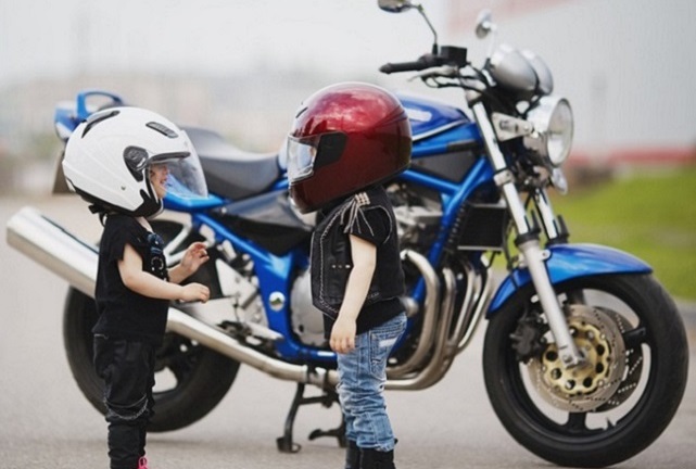 niños pequeños con cascos de moto y ropa custom para biker